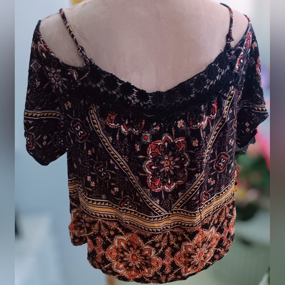 Meraki ~ Boho Black Tan Geometric Cold Shoulder Blouse with Crochet Neckline (L) - Picture 4 of 15